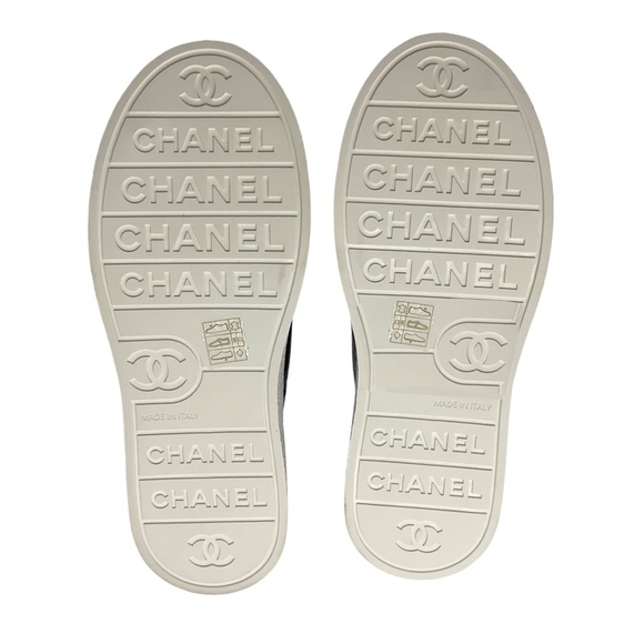 CHANEL BLACK 2024 CC LOGO PATENT CALFSKIN LEATHER LOW TOP SNEAKERS - Picture 7 of 10